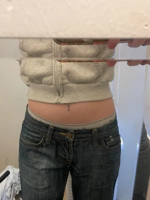 Blå bootcut jeans från fornarnia - Säljer ett par snygga blå bootcut jeans från fornarnia med låg midja och klassisk femficksdesign. Jeansen har ytterst små har slitningar vid fötterna och tvättade detaljer för en cool vintagekänsla. Perfekta för dig som gillar lite 2000s stil