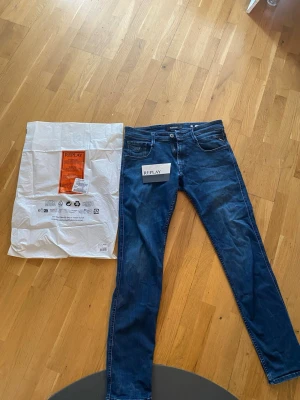 Replay anbass  - Replay anbass power stretch, Köpta för ca 1 år sedan andvända vid ett fåtal tillfällen, orginal förpackning finns Storlek 30W/32L