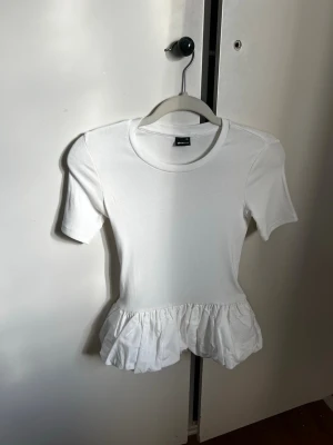 Oanvänd Vit topp🤍 - Säljer en söt oanvänd vit topp från gina🤍 