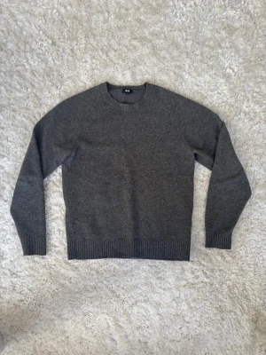 Grå stickad tröja från Uniqlo - Riktigt snygg mörkgrå stickad tröja från uniqlo! Har en mycket bra passform och passar med nästan allt. Den är åt det lite tunnare hållet och passar perfekt nu inför våren och sena sommarkvällar. Skriv gärna om du har några frågor eller funderingar!✍️💬