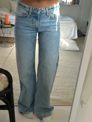 Lågmidjade raka jeans - Lågmidjade ljusblå jeans från weekday i modellen Imoo. Använda endast 1 gång.