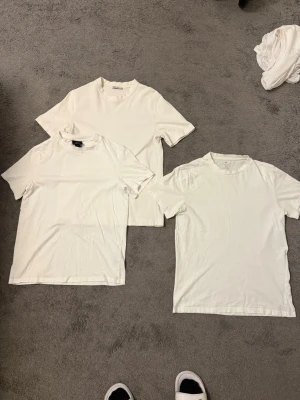 3 vita tshirt - 2 st vita tshirt regular fit från H&M i storlek S, den andra är från Zara i storlek S, alla är storlek Small.       Condition 9/10 på alla 3