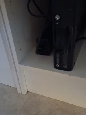 Xbox 360 svart spelkonsol - Säljer en svart Xbox 360 spelkonsol från Microsoft. Konsolen har en stilren, blank finish och klassisk rektangulär form. Perfekt för gaming och underhållning, med många spel och tillbehör tillgängliga. Passar dig som vill ha en klassisk konsolupplevelse.