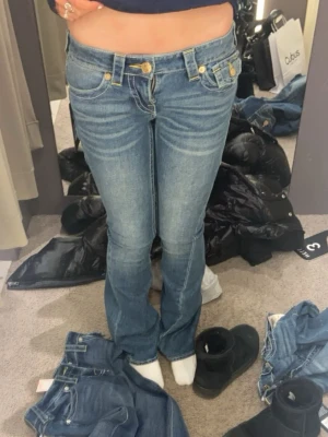 True religion jeans - Säljer dessa lågmidjade true religion jeans då dem ej kommer till någon användning! Använda några gånger. Midjemåttet är 36cm, och innerbenslängden är 78cm!