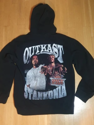 Outkast Huvtröja / Hoodie | Oversize S / Small  - Huvtröjja med Outkast - Stankonia tryck på framsidan (litet) och baksidan (stort).  Outkast X HM (2024). Oversize Small (Mått finns på bilderna!) 61% bomull. 39% polyester.  Se bilder.