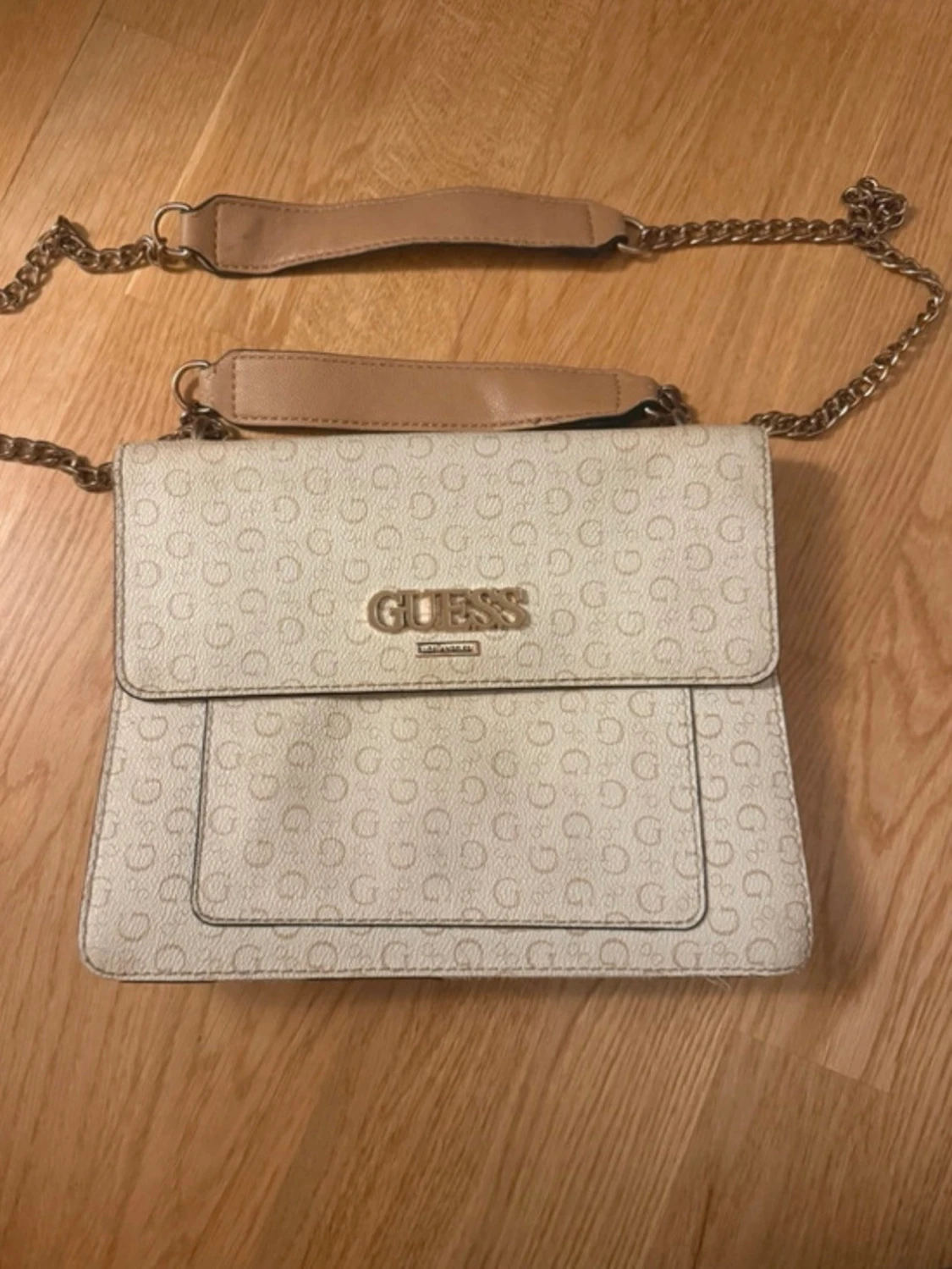 Beige axelväska från Guess
