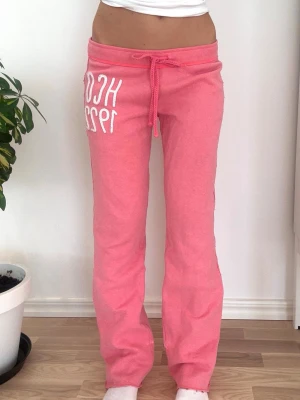 Hollister lågmidjade byxor  - Storlek M. Rakt över midjemått: 39cm. Innebenslängd: 75cm. Skickas inom 24h, PostNord prioriteras. Se liknande plagg i min profil!