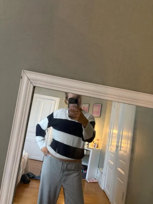 Randig tröja - Söt långärmad randig tröja, aldrig använd 🥰 bra passform