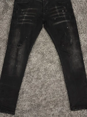 Svarta skinny jeans med slitningar - Säljer ett par svarta DSquared2 jeans\skinny då. Har använts lite men kan inte ha längre då jag inte passar i dom längre. Jag skulle rekommendera att ha ett skärp som passar till. Jag skulle vilja ha 1000 för dom eftersom dom är så sjukt dyra men funkar inte det så kan jag gå lägst 550.