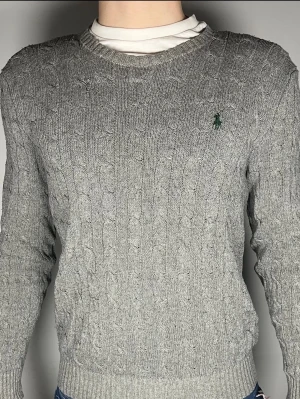 Ralph lauren tröja - En riktig snygg och trendig Ralph lauren tröja i fint skick, storlek M, vid frågor är de bara att skriva // Gramenti 