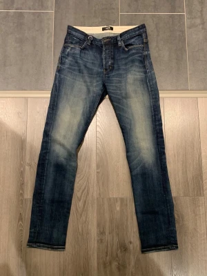 Neuw Stockholm Archive Faded Jeans Vintage - Tjena säljer dessa par riktigt snygga jeans från märket Neuw Stockholm med utmärkt fade och wash. Jeansen är i storlek w30 L32 one of a kind, skriv gärna vid intresse! Obs.jacob cohen inlagt som märke för exponeringsskäl