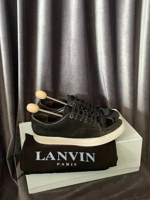 Svarta Lanvin, RIKTIGA! - Hej! Jag säljer nu mina Lanvins som är helt äkta och köptes för 5999kr priset kan diskuteras! Mvh Olle