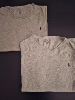 Ralph Lauren T-shirt 2 st - Säljer dessa 2 Ralph Lauren T-shirtar i storlek XXL, den ena har en liten fläck på sig som kan ses på bild 4 men är något som säkert går att få bort, den andra är felfri. Hämta båda för 170 kr
