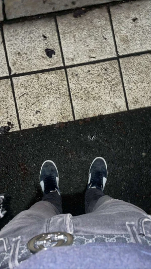 Valentino Garavani Rockrunner sneakers - Säljer ett par Valentino Garavani Rockrunner sneakers i svart och vitt med coola nitar på sulan. Skorna har snörning, platt sula och är tillverkade i mocka och skinn. Klassisk rund tå och lågt skaft. Medföljer extra svarta skosnören och dustbag. ÖPPEN FÖR BYTE!🙌🏻