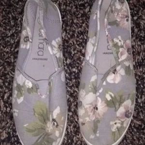 2 barn skor Stl 37 helt nytt  - Fina skor.stl 37.lätt att ta på sig. Slipper knyta  