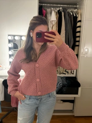 Rosa kofta med stora knappar - Säljer denna rosa kofta från reversed i storlek S som knappt är använd