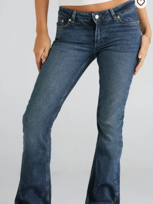 Junkyard jeans  - Säljer mina junkyard jeans, de är lågmidjade och bootcut, enda skavanken är längst ner på jeansen. Orginalpris är 600 och i jätte bra skick förutom nere vid hälarna 