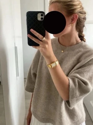 Beige stickad tröja från & Other stories  - Mysig beige stickad tröja med halvlånga ärmar. Tröjan har rund halsringning och gjord i alpacka ull från & other stories ❤️