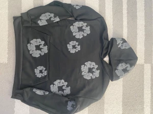 Denim Tear hoodie - Svart denim hoodie helt ny, storlek S men passar folk med storlek M. Pris kan diskuteras 