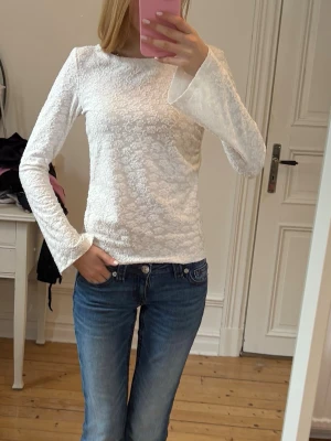 Vit topp - Superfin topp/blus från Lindex i barnstorlek men passar en xs. Fint skick, endast använd en gång💕