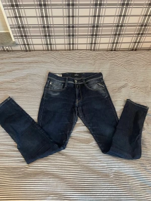 Replay slim fit-jeans - Replay-jeans i slim fit till salu 🐠 Använda, men i bra och fullt användbart skick. Sitter skönt, ser snygga ut och är redo för en ny ägare. Kommer från ett rökfritt hem och skickas inom 1 dag.