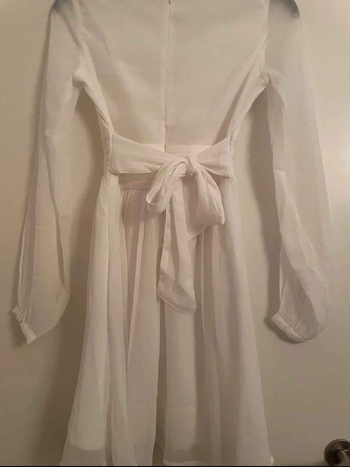 Vit omlottklänning med knytband - 1