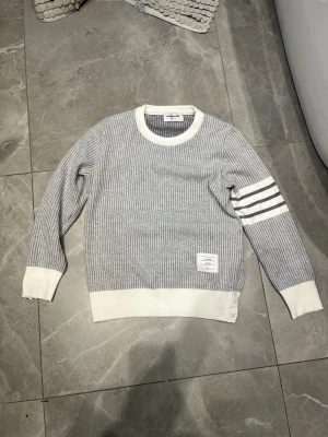 Thom Browne tröja - Säljer denna sjukt snygga thom browne tröjan i super bra skick. Den sitter som XS. Skriv vid minsta fråga/fundering