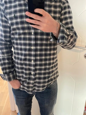Rutig skjorta från Ralph Lauren - Rutig Ralph lauren skjorta. Mycket bra skick. Storlek s. Jag är 173 på bilden. Knappt använd.