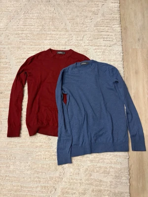 Två stickade tröjor från Dressmann - Säljer två stilrena stickade tröjor från Dressmann i storlek S. En är vinröd och den andra är blå. Passar perfekt till lager på lager✅ 350kr för båda. Kan gå att köpa styck!