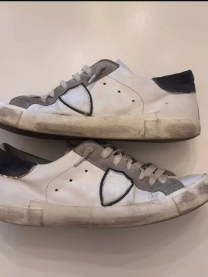 BUNDLE - 4 par Philippe model skor säljes i bundle. Dm för mer bilder DE FÖRSTA SKORNA ÄR ONTE TILL SALU