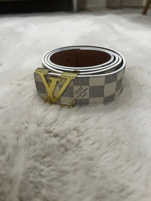 Bälte - Säljer det Iv bältet för otroligt bra pris. Passformen är riktigt bra och kvaliteten på materialet är riktig hög kvalitet. Kontakta mig om du vore intresserad och kan även sänka priset om det behövs. 💯 KÖP GENAST INNAN DET ÄR FÖRSENT!!!!