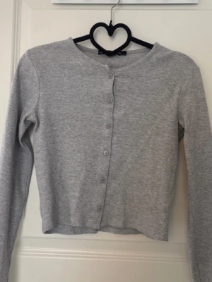 Kofta - Ribbad kofta  Märkt med ett S på lappen då jag har syskon