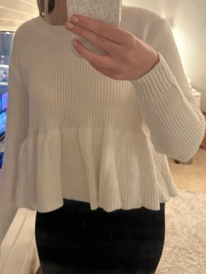 Stickad Tröja  - Oanvänd stickad tröja med söt volang❣️