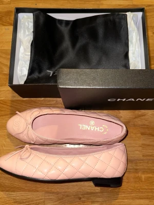 Rosa quiltade ballerinaskor Chanel - Chanel pink ballet flats. Light, comfortable, and perfect for spring/summer outfits or daily use. Classic and easy to style with any outfit.  	•	Condition: only tried on 	•	Size: 39 	•	Comes with box + dustbag.   No receipt available therefore price can be discussed / changed! :)💕 let me know if you want more pictures.🫶🏽 #chanel #chanelballerina #chanelballetflats #ballet #chanelshoes