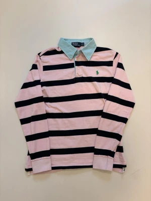 Rosa Ralph lauren pike - Randig rosa Polo Ralph Lauren långärmad piké tröja //  Storlek M //  Mycket bra skick //  Skriv vid minsta fråga eller fundering🤝
