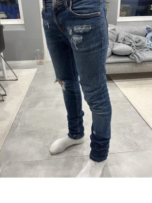 Nudies  - Nudie jeans som har varit med om mycket. Många hål och slitningar och är gjorda för dig som vill ha en unik look. Priset är ej hugget i sten 