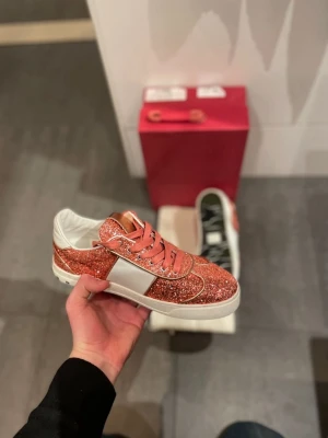 Valentino flycrew - Valentino fly crew i bra skick med Rosa glitter vilket är sällsynt att hitta nya. Skorna är nästan i nyskick och äkta. Storleken är 37 och box dustbag samt extra snören fås med. Skriv gärna vid frågor eller funderingar mvh