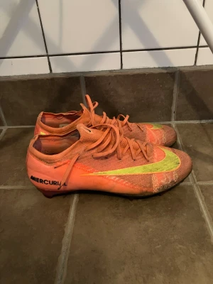 Nike Mercurial vapor cosmic speed - Säljer ett par Nike mercurial vapor cosmic speed FG i storlek 42 1/2, skorna har inga defekter förutom att skosnörena är klippta så de är lite kortare. Hör av dig vid fler frågor!