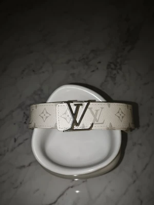 Zara Vitt L bälte designer 115 - Tvär fett designer bälte i vitt, passar med allt. 115cm längd