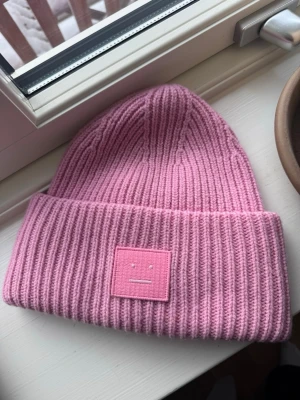 Rosa acne mössa - jättefin mössa från acne studios! jättefint skick! mest intressekoll men köp direkt för 650🫶