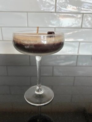 Espresso doftljus - Espresso Dream ☕️ Ett doftljus som både luktar och ser ut som en espresso martini.🍸 Brinntiden är över 16 timmar. Den enda defekten gäller bara estetiska skäl, därav påverkas inte produktens användning i sig. Finns att hämta upp på ProCivitas Privata Gymnasium Södermalm, Tullgårdsgatan 12, om man inte vill betala frakt! Original pris: 129 kronor