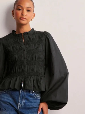 Nelly smock blus! - Jätte snygg blus från Nelly! Är i smock och heter ”Flirty smock blouse” på hemsidan! Storlek 46 men ganska liten!! Skit snygg till ett par jeans! Använd några få gånger så helt okej skick. Original pris 399. Så fin!💕💕