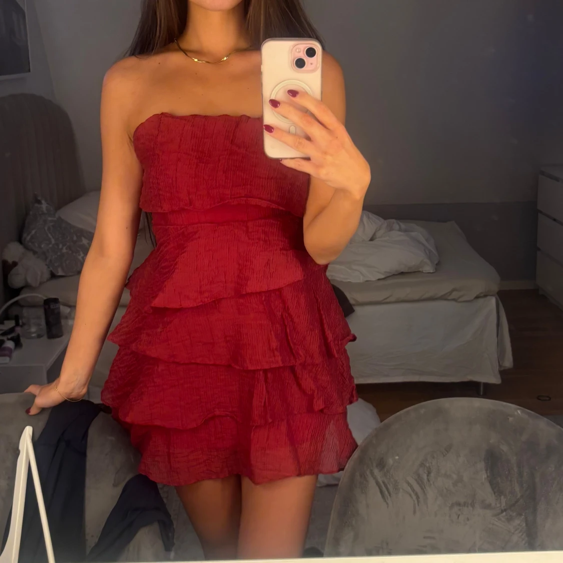 Röd volangklänning med halterneck - 1