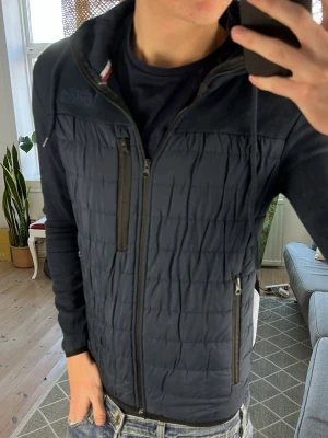 Geographical Norway cardigan/hybridjacka - Trendig, stilren och super snygg! Mått A:50 B:40 C:38 D:61 (cm) Skriv vid fundering! 😇✌️