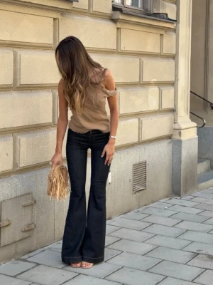 Mörkblå utsvängda jeans - Alobha jeans i storlek 34 helt oanvända endast testade. 