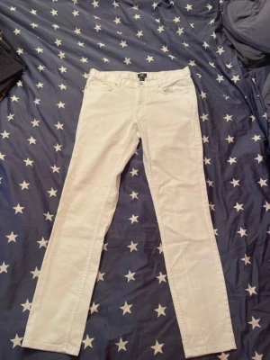 Vita raka jeans från H&M - Säljer ett par vita skinny jeans från H&M