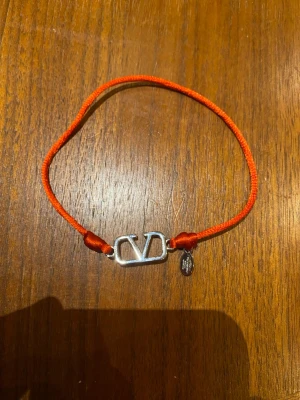 Valentino armband bracelet  - Köpt på Vinted men har själv aldrig använt det. 