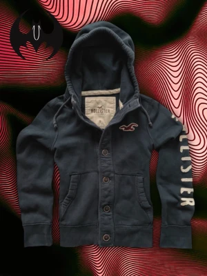 Mörkblå Hollister Kofta - Mörkblå Hollister kofta | mycket bra skick | size S/M | Längd: 62cm Bröstvidd: 55cm Armlängd: 64cm | Modell, 178cm 60kg | Lägg endast bud med avsikt att köpa, inga fördröjning! | Pris är inte hugget i sten!