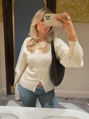 Fitted cardigan från Gina  - Säljer denna crémevita kofta från Gina i storlek xs 🥰🥰 passar även S 