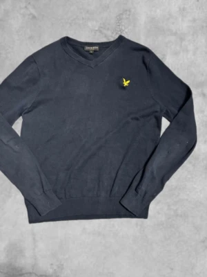 Lyle & scott vintage tröja - Säljer nu en Lyle & scott vintage tröja i färgen mörkblå, den är V-ringad vid kragen, bara att kontakta vid frågor!